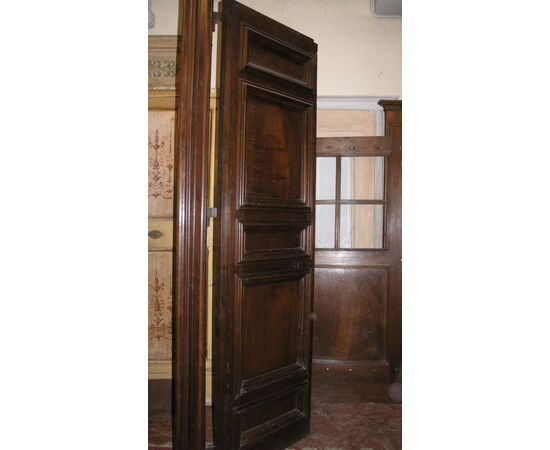 PTS356 - N. 3 walnut doors, carved panels, two with same frame + one with different frame, 17th century, different sizes