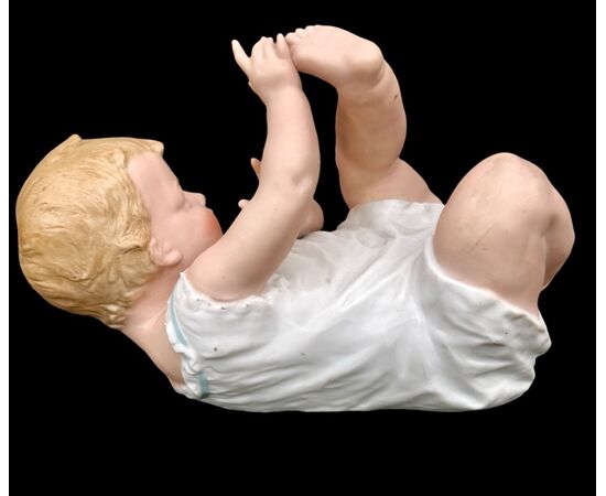 Bimbo in porcellana bisquit policroma.Manifattura Heuback.Germania.