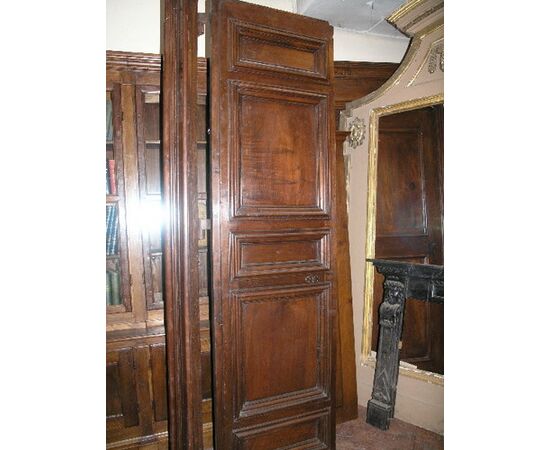 PTS356 - N. 3 walnut doors, carved panels, two with same frame + one with different frame, 17th century, different sizes