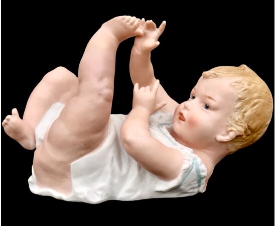 Bimbo in porcellana bisquit policroma.Manifattura Heuback.Germania.
