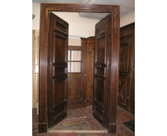 PTS356 - N. 3 walnut doors, carved panels, two with same frame + one with different frame, 17th century, different sizes