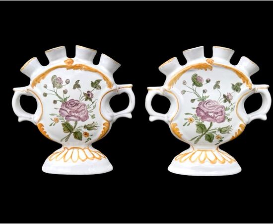 Coppia di vasi tulipaniere in maiolica a decoro floreale.Moustiers.Francia.