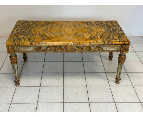 Tavolino intagliato laccato dorato Napoleone III con piano in marmo