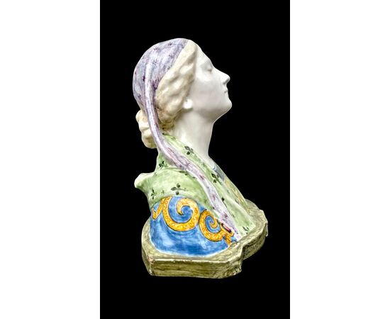 Busto in maiolica raffigurante Francesca.Manifattura Minghetti.Bologna.