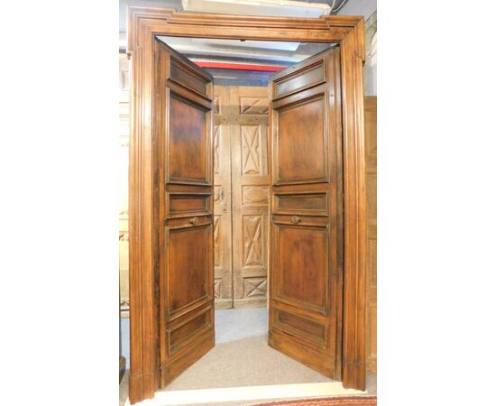PTS356 - N. 3 walnut doors, carved panels, two with same frame + one with different frame, 17th century, different sizes