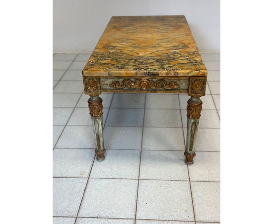 Tavolino intagliato laccato dorato Napoleone III con piano in marmo