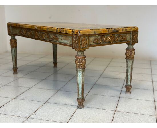 Tavolino intagliato laccato dorato Napoleone III con piano in marmo