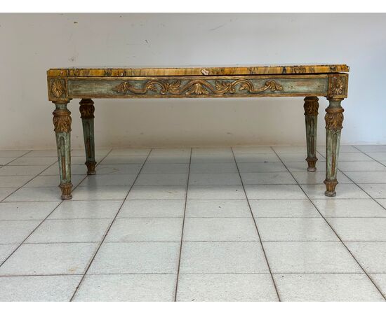 Tavolino intagliato laccato dorato Napoleone III con piano in marmo