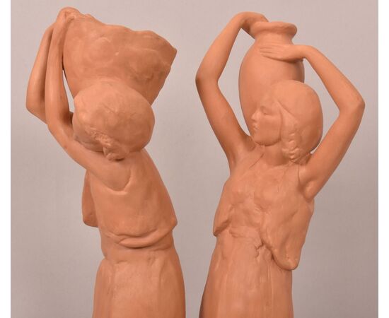 SCULTURE ART DECO IN TERRACOTTA, DONNE CON ANFORA, AMEDEO GENNARELLI, SCULTORE ITALIANO. (STTE98)