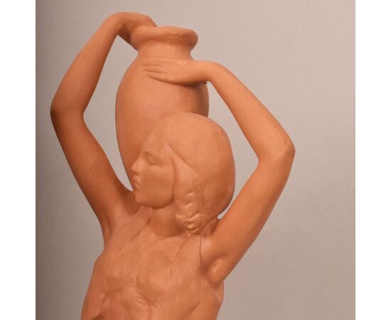 SCULTURE ART DECO IN TERRACOTTA, DONNE CON ANFORA, AMEDEO GENNARELLI, SCULTORE ITALIANO. (STTE98)