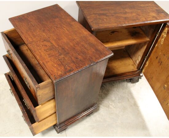 Antique pair of Louis XV walnut bedside tables - Italy 18th century