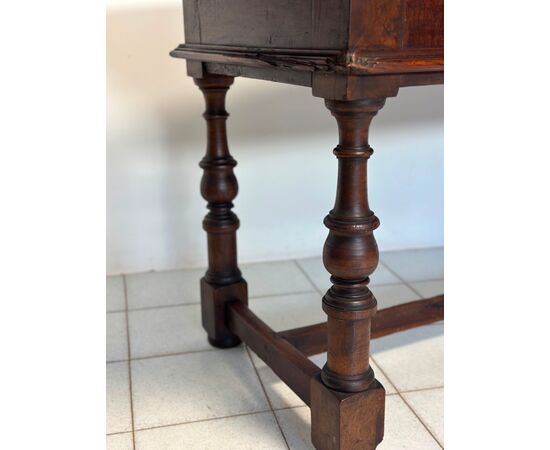 Tavolo a rocchetto in noce . Emilia fine 600