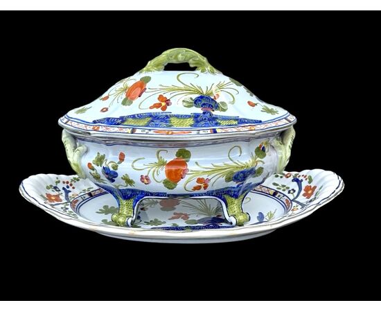 Zuppiera in maiolica con decoro al’garofano’.C.A.C.F . Faenza.