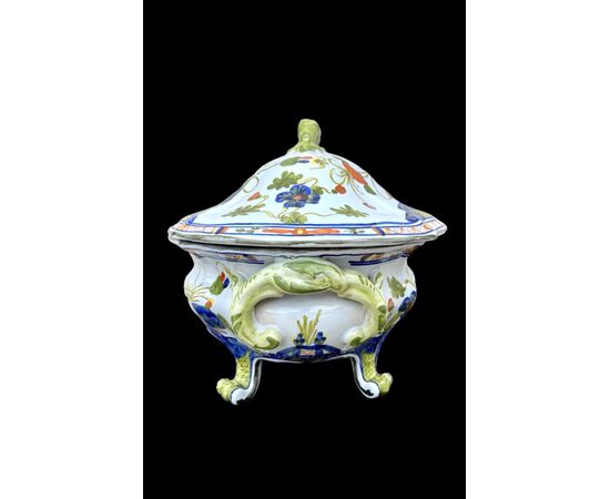 Zuppiera in maiolica con decoro al’garofano’.C.A.C.F . Faenza.