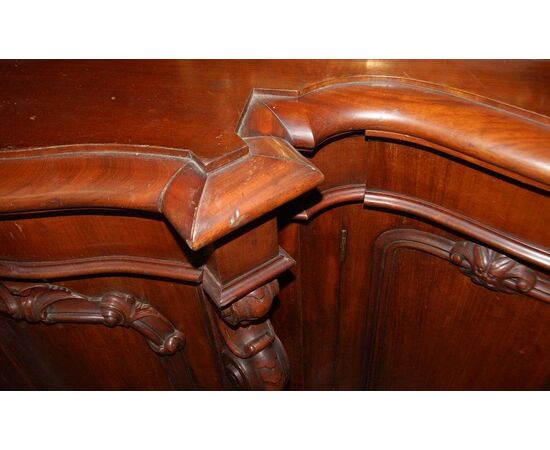Credenza Inglese di metà 1800 stile Vittoriano in mogano riccamente intagliata