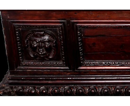 Cassapanca italiana del 1800 stile rinascimento in noce