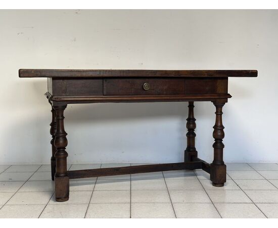 Tavolo a rocchetto in noce . Emilia fine 600