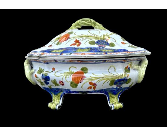 Zuppiera in maiolica con decoro al’garofano’.C.A.C.F . Faenza.