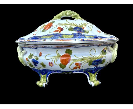 Zuppiera in maiolica con decoro al’garofano’.C.A.C.F . Faenza.