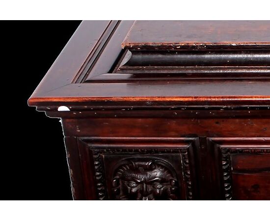 Cassapanca italiana del 1800 stile rinascimento in noce