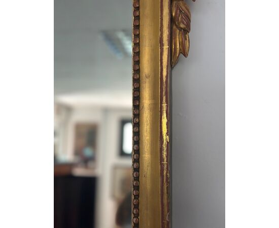 Specchiera in legno intagliato e dorato a foglia. Toscana epoca impero prima metà 800