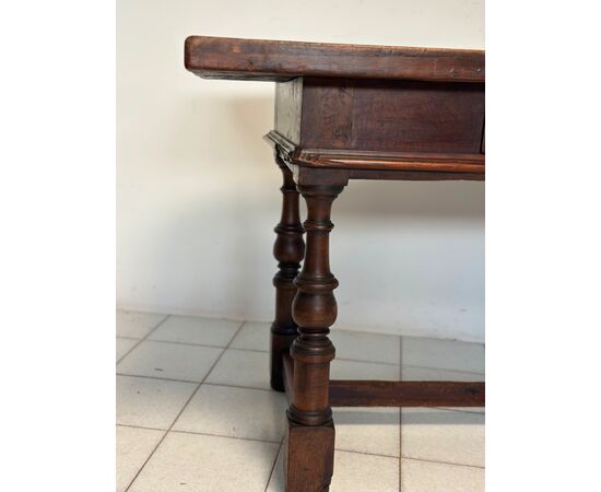 Tavolo a rocchetto in noce . Emilia fine 600