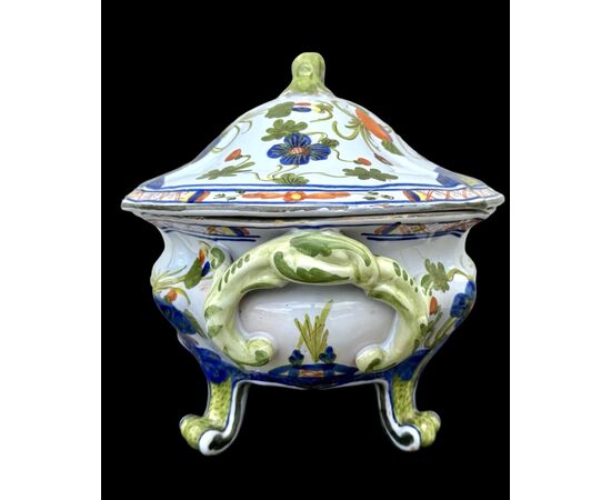 Zuppiera in maiolica con decoro al’garofano’.C.A.C.F . Faenza.