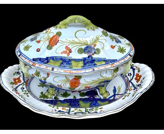 Zuppiera in maiolica con decoro al’garofano’.C.A.C.F . Faenza.
