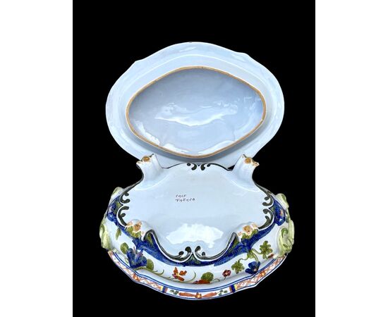 Zuppiera in maiolica con decoro al’garofano’.C.A.C.F . Faenza.