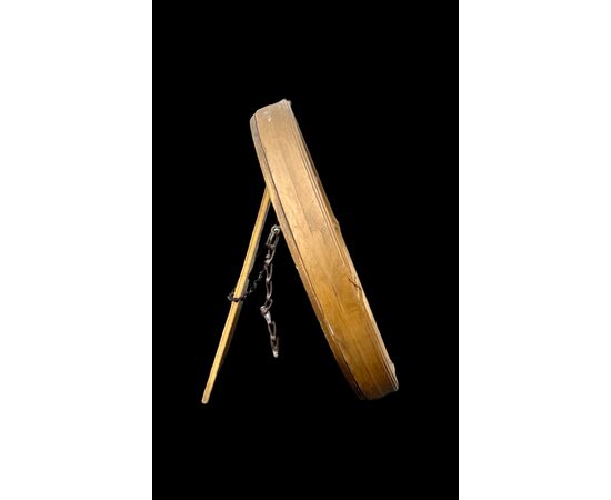 Specchio convesso ‘occhio della strega’ con cornice in legno dorato.