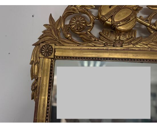 Specchiera in legno intagliato e dorato a foglia. Toscana epoca impero prima metà 800