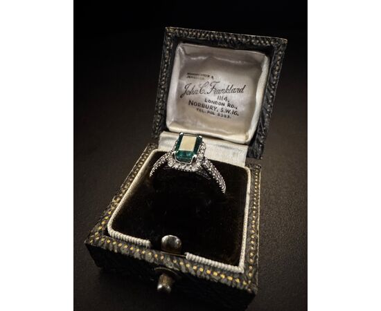 Anello  con Smeraldo  e  Diamanti