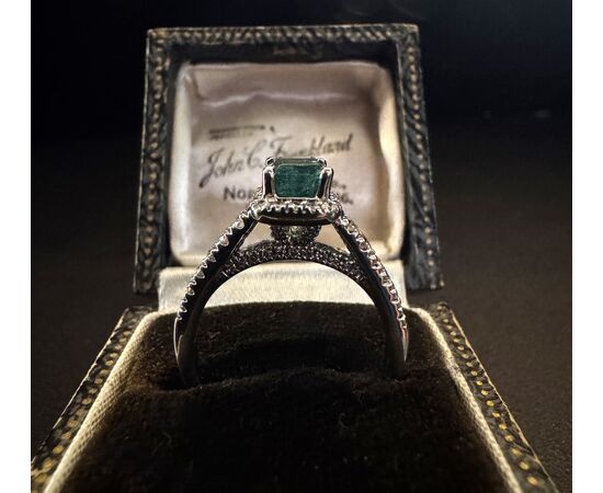 Anello  con Smeraldo  e  Diamanti