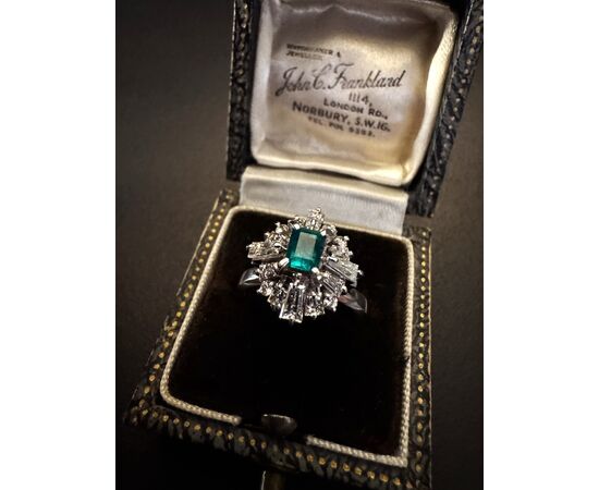 Anello  in  Platino  con  Smeraldo  e  Diamanti