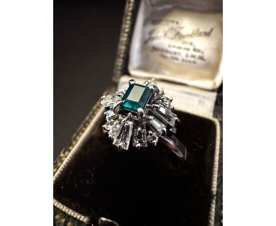 Anello  in  Platino  con  Smeraldo  e  Diamanti