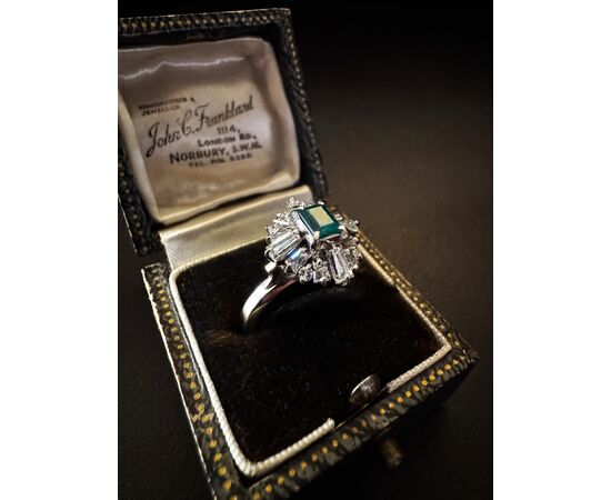 Anello  in  Platino  con  Smeraldo  e  Diamanti
