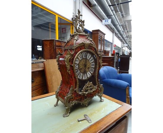 Orologio da tavolo Boulle in bronzo finemente cesellato prima metà 1900 Francia