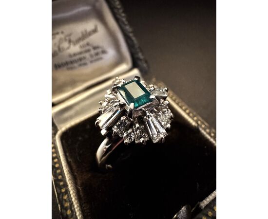 Anello  in  Platino  con  Smeraldo  e  Diamanti