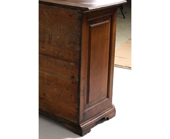 Credenza in bellissimo noce marezzato metà '700