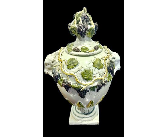 Vaso in maiolica con coperchio decorato con frutta in rilievo.Dallari,Sassuolo.