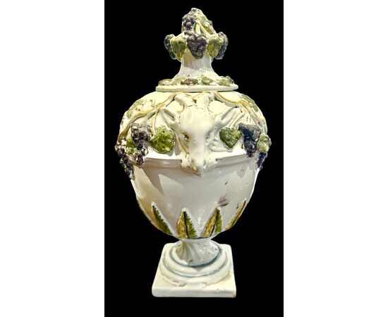Vaso in maiolica con coperchio decorato con frutta in rilievo.Dallari,Sassuolo.