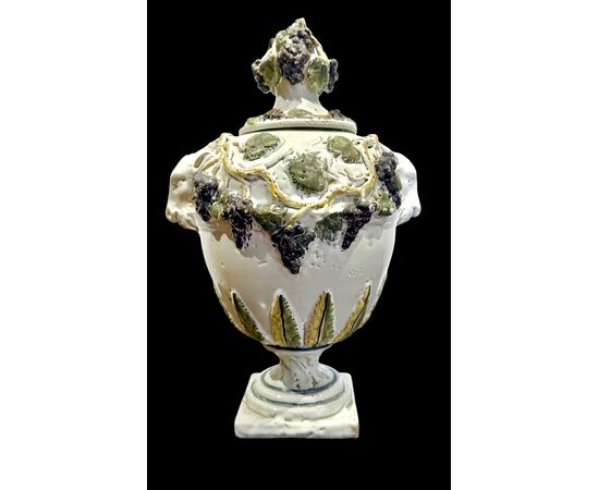 Vaso in maiolica con coperchio decorato con frutta in rilievo.Dallari,Sassuolo.