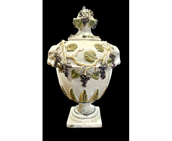 Vaso in maiolica con coperchio decorato con frutta in rilievo.Dallari,Sassuolo.
