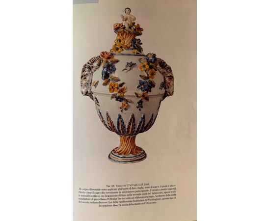Vaso in maiolica con coperchio decorato con frutta in rilievo.Dallari,Sassuolo.