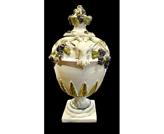 Vaso in maiolica con coperchio decorato con frutta in rilievo.Dallari,Sassuolo.