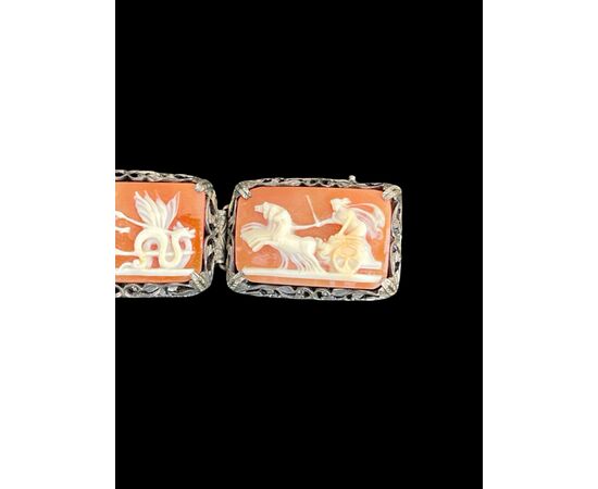 Bracciale in argento con sette cammei con scene neoclassiche.