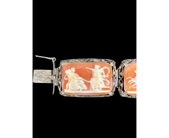 Bracciale in argento con sette cammei con scene neoclassiche.