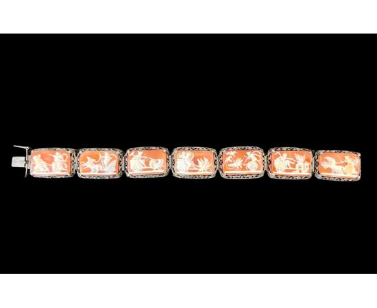Bracciale in argento con sette cammei con scene neoclassiche.