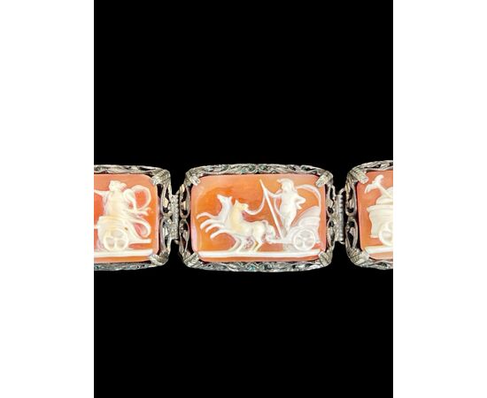 Bracciale in argento con sette cammei con scene neoclassiche.