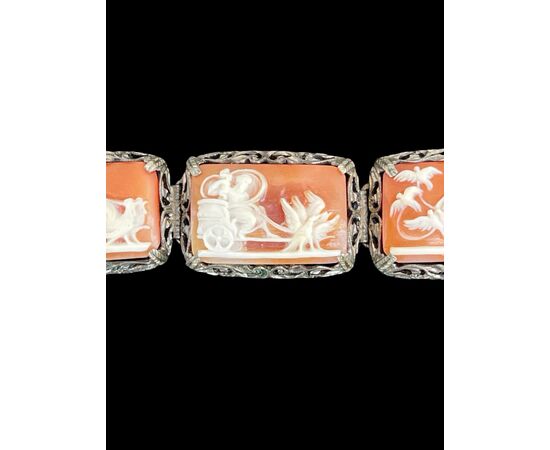 Bracciale in argento con sette cammei con scene neoclassiche.